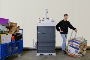 مكبس HSM V-Press 503 eco مع بالة كرتون مربوطة على عربة الإخراج