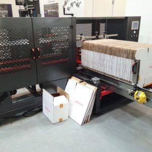 ماكينة فتح وتشكيل الكراتين AUTOBOX الأوتوماتيك مع طاولة العمل الأفقية المحملة بالكراتين المسطحة